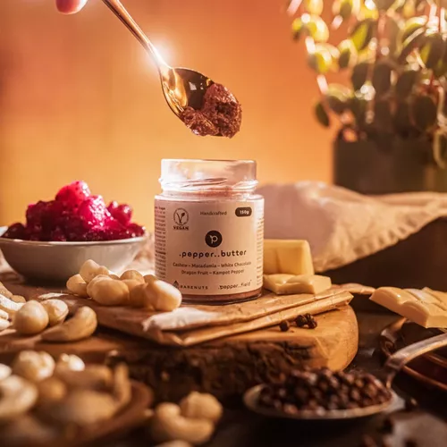 Kešu maslo s makadamovými orechmi, bielou čokoládou, dračím ovocím a Kampotským korením (150g)